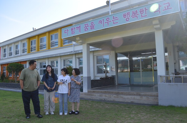 대학생 홍화진(왼쪽에서 둘째) 씨가 자신이 졸업한 함안 함성중학교를 찾아 선생님들과 이야기를 나누며 웃고 있다. /이동욱 기자