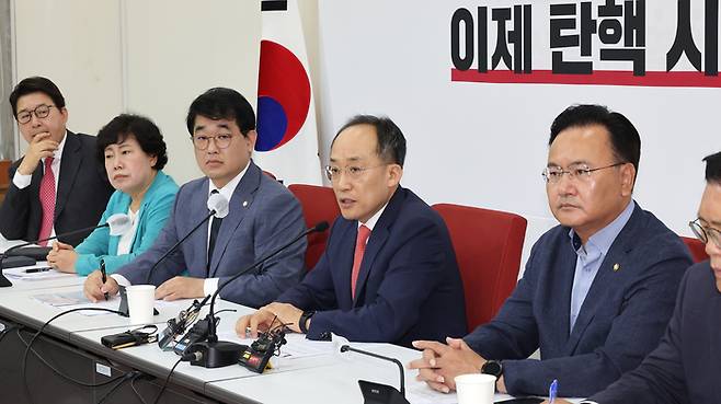 추경호 국민의힘 원내대표(오른쪽 두번째)가 10일 오전 국회에서 기자회견을 열고 국회 법제사법위원회에서 ‘윤석열 대통령 탄핵소추안 발의 요청’ 국민동의 청원과 청문회 실시 계획 등을 단독 강행한 것과 관련해 발언하고 있다. [사진 출처 = 연합뉴스]