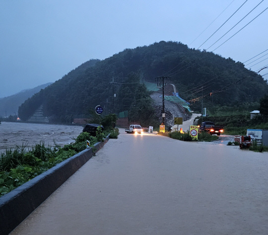 10일 오전 4시께 충북 영동군 상촌면 돈대삼거리가 밤사이 내린 기습폭우로 범람하고 있다. 영동군 제공·뉴시스