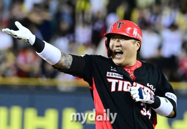 2024년 7월 10일 서울 잠실야구장에서 '2024 신한 SOL Bank KBO리그' KIA 타이거즈와 LG 트윈스의 경기가 열렸다. KIA 최형우가 9회초 2사 1루서 1타점 동점타를 친 뒤 기뻐하고 있다./잠실=유진형 기자 zolong@mydaily.co.kr