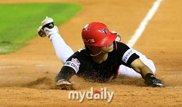 2024년 7월 10일 서울 잠실야구장에서 '2024 신한 SOL Bank KBO리그' KIA 타이거즈와 LG 트윈스의 경기가 열렸다. KIA 1루 주자 김도영이 9회초 2사 1루서 최형우의 1타점 동점타 때 홈으로 들어오고 있다./잠실=유진형 기자 zolong@mydaily.co.kr