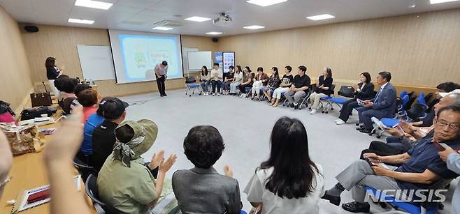 [용인=뉴시스] '원데이 클래스'에서 주민들의 도시재생사업 의견을 듣고 있다.