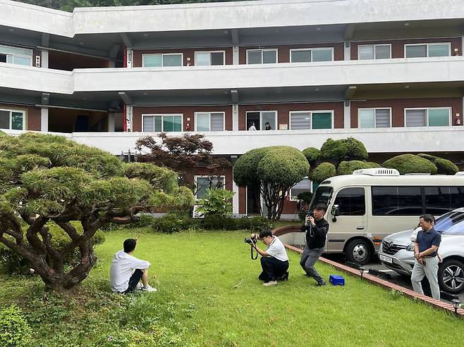 [부산=뉴시스] 부산시설공단 본사 기획홍보실 직원들은 최근 세 차례에 걸쳐 재활원 취약계층을 찾아 사진촬영 봉사를 진행했다. (사진=부산시설공단 제공) 2024.07.10. photo@newsis.com *재판매 및 DB 금지