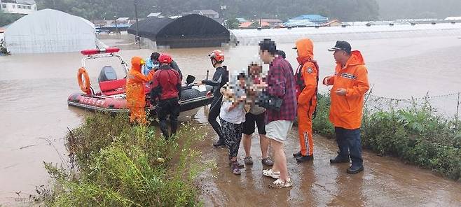 [대전=뉴시스] 폭우로 대전 서구 용촌동 마을전체가 침수됐다. 119구조대가 고무보트를 이용해 고립된 주민들을 구조하고 있다. (사진=대전시 제공) 2024.07.10. photo@newsis.com *재판매 및 DB 금지