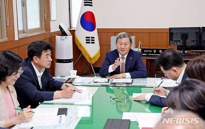 [제주=뉴시스] 김완근 제주시장이 10일 오전 제주시청 집무실에서 열린 7월 둘째 주 간부회의에서 발언하고 있다. (사진=제주시청 제공) 2024.07.10. photo@newsis.com *재판매 및 DB 금지