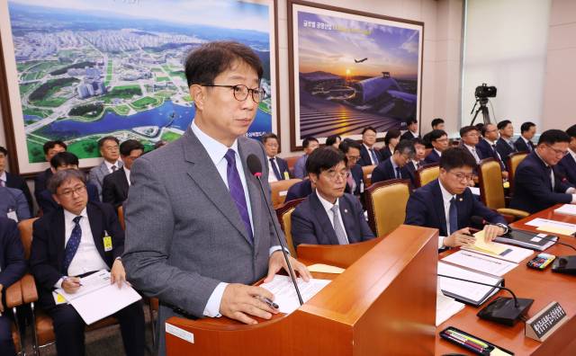 ▲10일 오전 국회에서 열린 국토교통위원회 전체회의에서 박상우 국토교통부 장관이 업무보고를 하고 있다. ⓒ연합뉴스