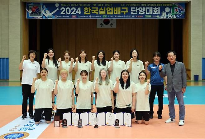 포항시체육회는 지난 5일부터 충북 단양 국민체육센터에서 열린 ′2024한국실업배구 단양대회′에 참가해 4전 4승 전승을 기록하며 우승을 차지한 뒤 기념촬영을 하고 있다. 포항시체육회 제공