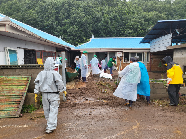 9일 경북 영양군청 공무원을 비롯한 자원봉사자들이 침수 피해를 본 민가에서 복구작업을 돕고 있다.연합뉴스