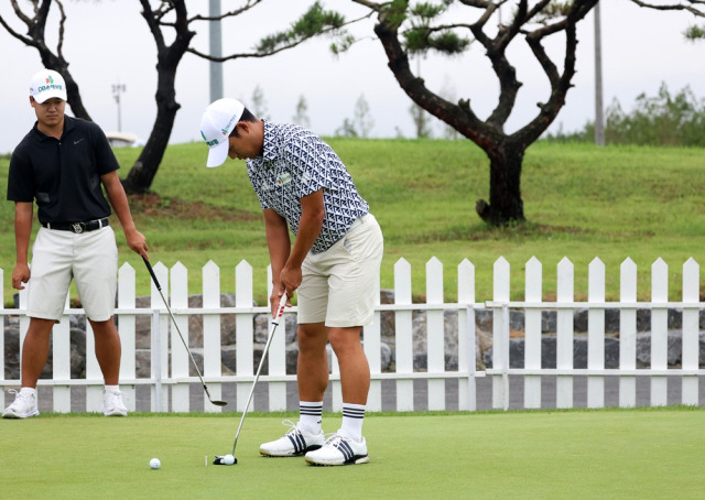 반바지를 입고 연습을 하고 있는 KPGA 투어 선수들. 사진 제공=KPGA