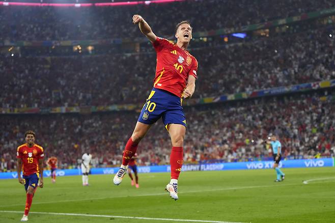 다니 올모가 10일 유로2024 준결승전에서 프랑스를 상대로 열전골을 넣은 뒤 포효하고 있다. AP