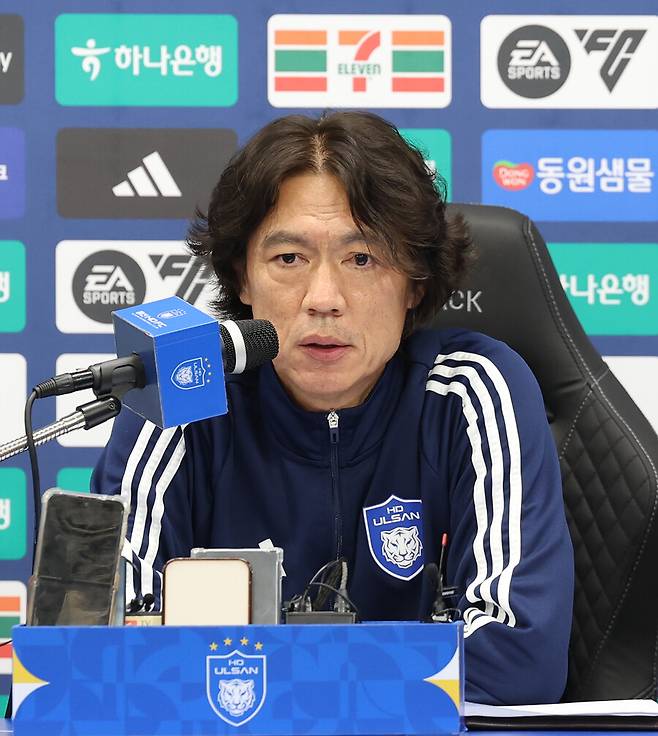 ▲ 홍명보 감독은 사전 인터뷰에선 대표팀 감독에 관한 이야기에 말을 아꼈다. 광주FC전에 관한 몇 가지를 말하다가 대표팀 감독 질문에 "광주전이 끝난 기자회견에서 말하면 안 될까. 이따가 심경을 말하는게 좋을 것 같다. 왜냐하면 지금은 킥오프 30분 전이라…"라고 답했다. 이후 광주FC전이 끝난 뒤 "제 의도와 상관없이 2월부터 내 이름이 나왔다. 정말 괴로웠다. 무언가 난도질 당하는 느낌이었고 어려운 시간이었다"라고 말하면서 "이임생 기술이사를 만난 뒤 MIK(메이드 인 코리아)라는 협회 기술철학을 나에게 말했다. 행정일을 하면서 마무리짓지 못했기에 아쉬움이 있었다. 밤새도록 고민했다. 솔직히 두려웠다"라고 말했다 ⓒ연합뉴스