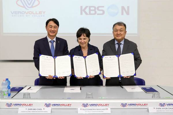 이탈리아 몬차서 '2024 한국-이탈리아 남자배구 글로벌 슈퍼매치' 업무협약식.(사진은 왼쪽부터 한국배구연맹 신무철 사무총장, 베로 발리 컨소시엄 알레산드라 마르차리 구단주, KBSN 박현철 스포츠본부장)/ 사진제공=KBSN SPORTS)