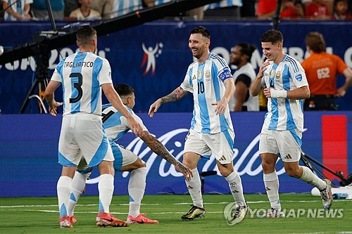 축구의 신 리오넬 메시의 아르헨티나가 조별 예선에 이어 캐나다를 2-0으로 꺾고 결승 진출에 성공했다. 메시는 이번 대회 첫 골이자 쐐기골을 넣으며 경기 최우수 선수에 선정됐고 아르헨티나는 메이저 대회 3연속 결승에 오르게 됐다. 연합뉴스