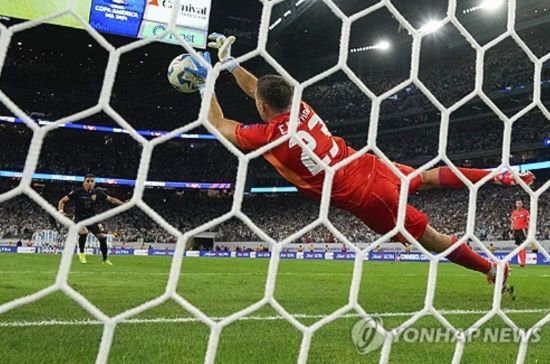 축구의 신 리오넬 메시의 아르헨티나가 조별 예선에 이어 캐나다를 2-0으로 꺾고 결승 진출에 성공했다. 메시는 이번 대회 첫 골이자 쐐기골을 넣으며 경기 최우수 선수에 선정됐고 아르헨티나는 메이저 대회 3연속 결승에 오르게 됐다. 연합뉴스