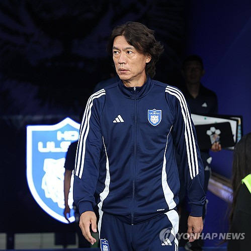 광주FC는 10일 문수축구경기장에서 열린 울산HD와의 하나은행 K리그1 2024 22라운드 원정 경기에서 후반 22분 터진 이희균의 결승골로 1-0 승리했다. 홍명보 감독은 울산을 지휘하는 사실상 마지막 경기를 패배로 마무리했다. 반면 이정효 광주 감독은 통산 100번째 경기에서 50승을 따내는 데 성공했다. 연합뉴스