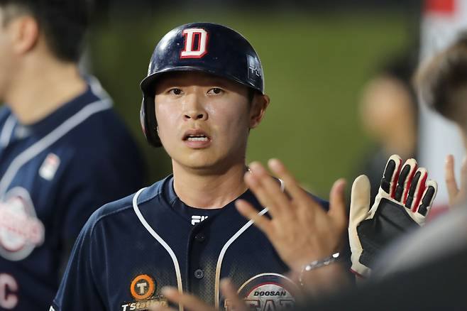 두산 베어스 외야수 정수빈이 7월 10일 수원 KT 위즈파크에서 열린 2024 신한 SOL Bank KBO리그 KT 위즈와의 팀 간 10차전에서 7회초 선두타자 안타 출루로 팀이 열세에 몰려 있던 게임 흐름을 바꿔놨다. 사진 두산 베어스