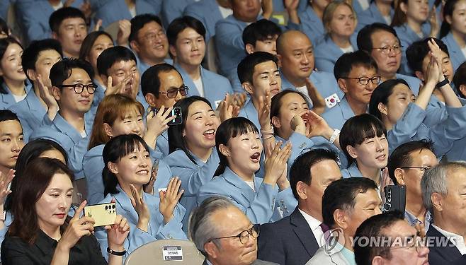 축하공연에 즐거워하는 파리올림픽 선수단 (서울=연합뉴스) 최재구 기자 = 9일 서울 송파구 올림픽공원 올림픽홀에서 열린 파리올림픽 선수단 결단식에서 참석한 선수들이 축하공연에 즐거워하고 있다. 2024.7.9 jjaeck9@yna.co.kr