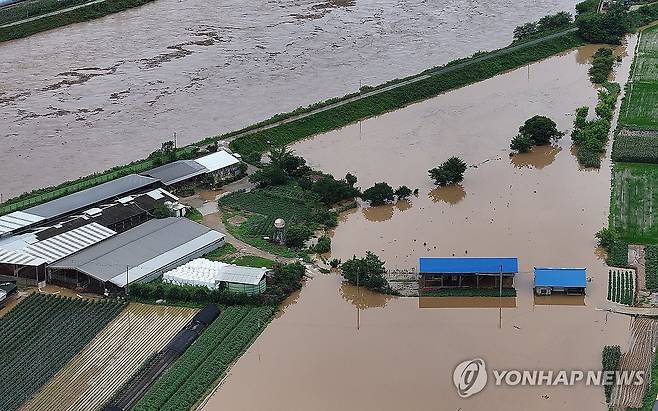 물에 잠긴 농경지 (대구=연합뉴스) 윤관식 기자 = 폭우가 쏟아진 10일 대구 군위군 효령면 성리 농경지가 물에 잠겨 있다. 2024.7.10 psik@yna.co.kr