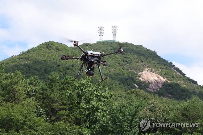 드론 수색 벌이는 경찰 (의정부=연합뉴스) 임병식 기자 = 10일 경기도 의정부시 천보산에서 경찰 수색 드론이 날아오르고 있다. 이날 경기북부경찰청 소속 경찰관이 천보산에서 실종됐다는 신고가 접수돼 경찰과 소방 당국이 수색 작업을 벌이고 있다. 2024.7.10 andphotodo@yna.co.kr