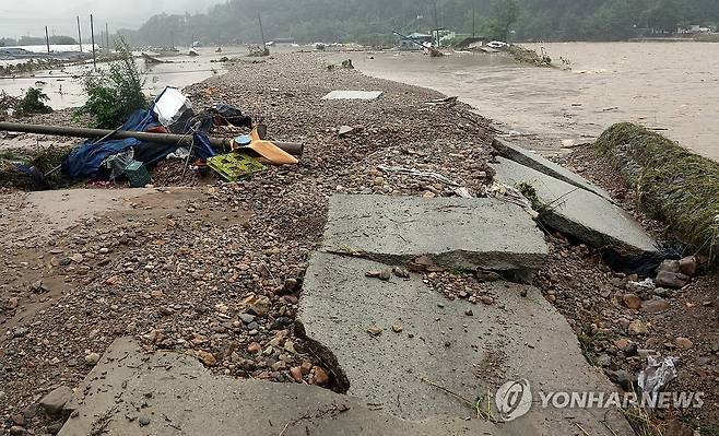 폭우로 무너진 제방과 끊긴 도로 (완주=연합뉴스) 최영수 기자 = 10일 폭우로 전북 완주군 운주면 엄목마을 앞 장선천(오른쪽) 제방이 무너져 도로가 끊기고 일대가 침수되어 있다.  2024.7.10 kan@yna.co.kr