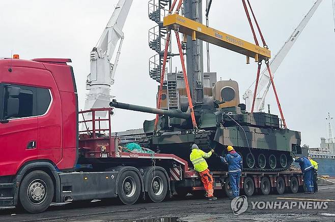 현대로템, 폴란드 K2 전차 18대 적기 도착 (서울=연합뉴스) 현대로템은 지난 12일(현지시간)부터 20일까지 폴란드 그드니아에 폴란드 K2 전차 총 18대가 순차적으로 도착했다고 21일 밝혔다. 사진은 폴란드 그드니아 항구에 도착한 폴란드 K2 전차 모습. 2024.3.21 [현대로템 제공. 재판매 및 DB 금지] photo@yna.co.kr