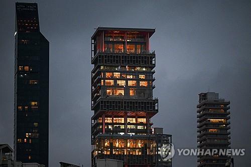 아난트의 결혼을 앞두고 불이 켜진 뭄바이의 암바니 가문 저택. [AFP 연합뉴스 자료사진. 재판매 및 DB 금지]