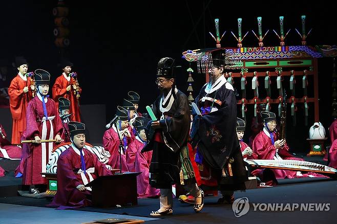 공연으로 만나는 '사직제례' (서울=연합뉴스) 강민지 기자 = 국립국악원이 10일 오후 서울 서초구 국립국악원 예악당에서 2024년 대표공연 '사직제례악' 프레스 리허설을 선보이고 있다. '사직제례악'은 '종묘제례'와 더불어 조선 시대 왕이 직접 주관하는 중요한 의식으로 꼽힌다.  2024.7.10 mjkang@yna.co.kr