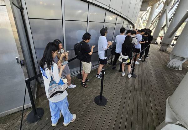 - 입장 30분 남았는데도 20여 명 정도만 대기 중이었다