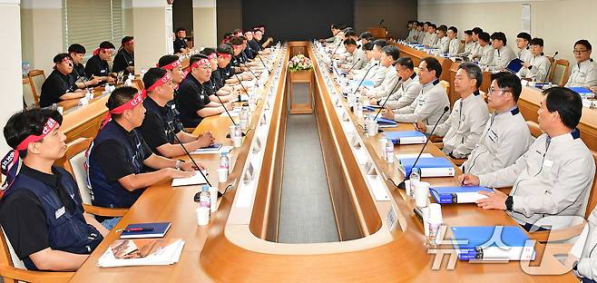 현대자동차 노사 관계자들이 23일 현대차 울산공장 본관 동행룸에서 2024년 임금협상 교섭 상견례를 하고 있다. 이날 상견례에는 이동석 현대차 대표이사와 장창열 전국금속노조위원장, 문용문 현대차 노조지부장 등 노사 교섭 대표 약 70명이 참석했다. (현대자동차 제공) 2024.5.23/뉴스1 ⓒ News1 조민주 기자