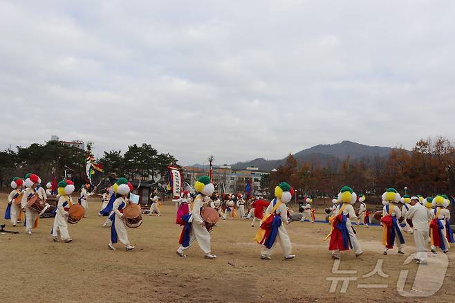 김해민속예술보존회가 진례 신월 지신밟기 농악놀이를 시연하고 있다.(김해시 제공)