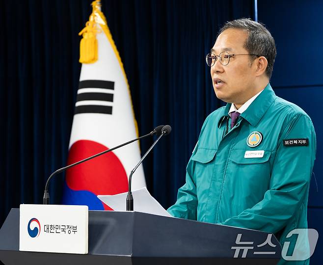 김국일 보건복지부 보건의료정책관이 지난 4일 서울 종로구 정부서울청사에서 의사 집단행동 중앙재난안전대책본부 브리핑을 하고 있다. (보건복지부 제공) 2024.7.4/뉴스1