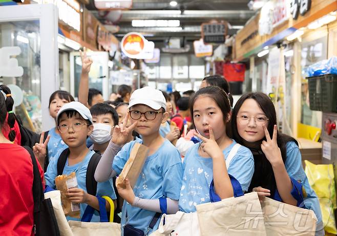 광주시교육청의 전통시장 체험교육에 참여한 운남초 학생들이 광주 광산구 월곡시장에서 장보기 행사를 갖고 있다.(광주시교육청 제공)2024.7.11./뉴스1