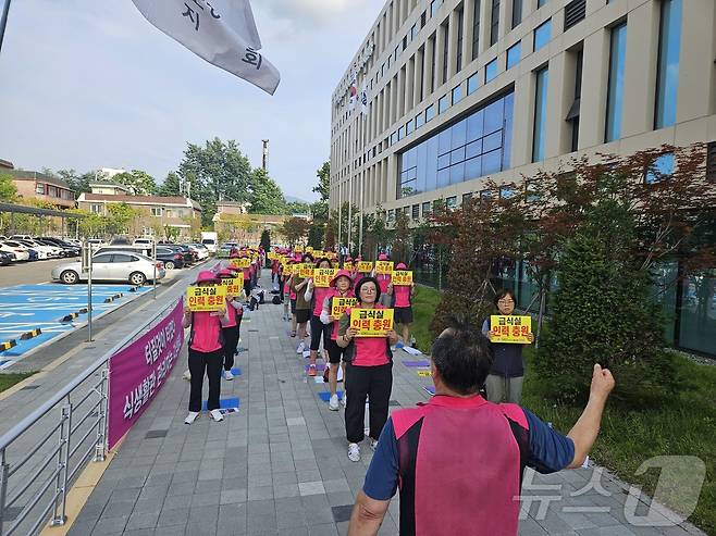 민주노총 전국학교비정규직노조 강원지부가 11일 춘천교육지원청 앞마당에서 결의대회를 갖고 춘천의 한 기숙형 고등학교 급식 시설에 대한 조속한 인력 증원과 처우개선을 촉구했다.2024.7.11 한귀섭 기자