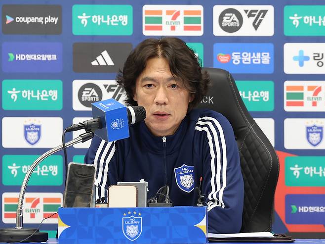 취재진 질문에 답하는 홍명보 감독
(울산=연합뉴스) 김용태 기자 = 10일 오후 울산 문수축구경기장 프레스센터에서 축구 국가대표팀 감독으로 내정된 울산 HD 홍명보 감독이 광주FC와의 경기 후 기자회견을 하고 있다. 2024.7.10