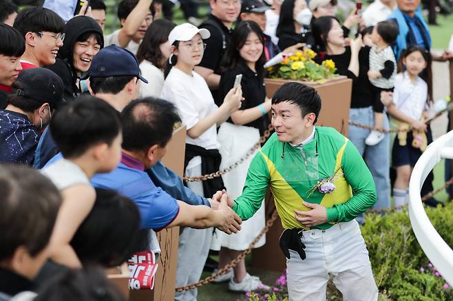 SBS스포츠스프린트 우승 후 팬들과 악수하는 서승운 기수. 사진제공=한국마사회