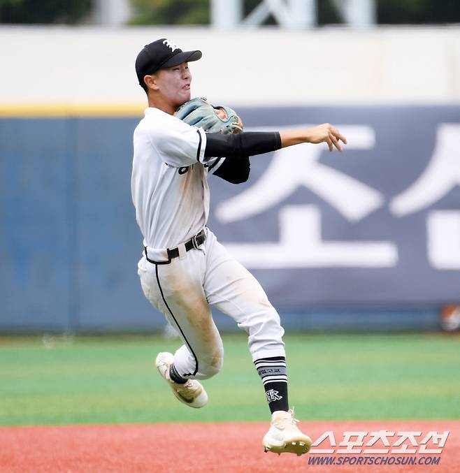 제79회 청룡기 전국고교야구선수권 대회 16강전 안산공업고와 광주제일고의 경기가 11일 서울목동야구장에서 열렸다. 광주일고 유격수 김의철이 수비를 하고 있다. 목동=박재만 기자pjm@sportschosun.com/2024.07.11/
