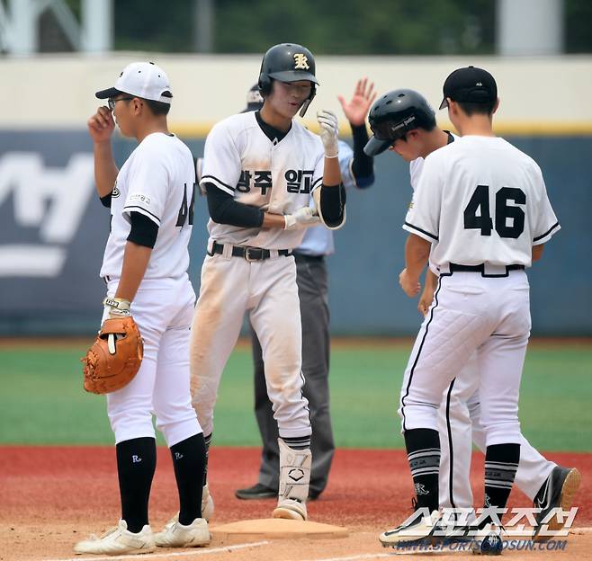 제79회 청룡기 전국고교야구선수권 대회 16강전 안산공업고와 광주제일고의 경기가 11일 서울목동야구장에서 열렸다. 3회초 2사 2루 광주일고 김의철이 적시타를 날린 뒤 환호하고 있다. 목동=박재만 기자pjm@sportschosun.com/2024.07.11/