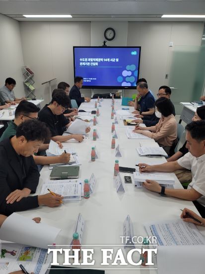 경기도는 불합리한 수도권 규제개선 추진 동력을 확보하기 위해 11일 도청에서 ‘수도권 과밀억제권역 규제개선 시(군) 간담회’를 개최했다고 밝혔다./경기도