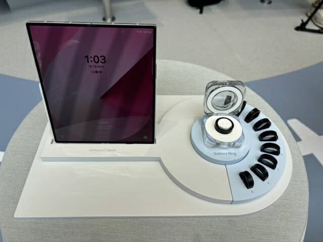 갤럭시링은 티타늄 블랙, 티타늄 실버, 티타늄 골드 3가지 색상이 총 9개의 사이즈로 출시된다. 실물과같은 사이즈와 무게로 만들어진 샘플. (사진=지디넷코리아)