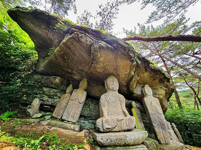 '석불군 바' 서쪽 산기슭에 있는 와불로 가는 길 중간 암벽 아래에 자리잡고 있다. 2024.7.4 /김영근 기자