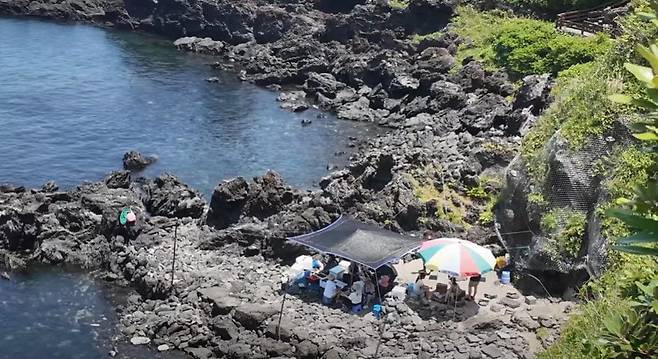 제주도에 거주하는 부산출신 유튜버가 용두암에서 해녀들이 해산물을 판매하는 곳을 방문했다./유튜브채널 '부산여자하쿠짱TV'