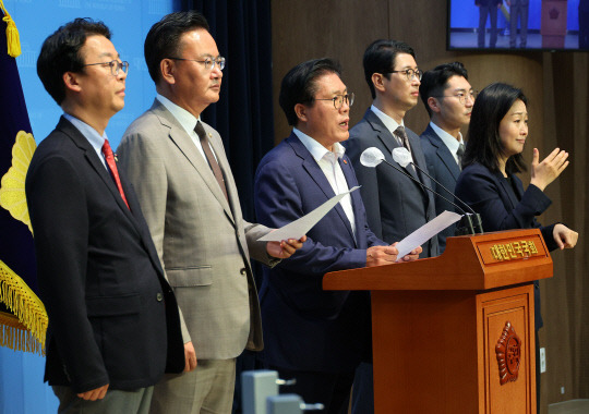 국민의힘 소속 법제사법위원회 의원들이 11일 오전 국회 소통관에서 열린 법치주의 훼손 삼권분립 유린 자행하는 민주당 규탄 기자회견에서 성명을 발표하고 있다. 연합뉴스