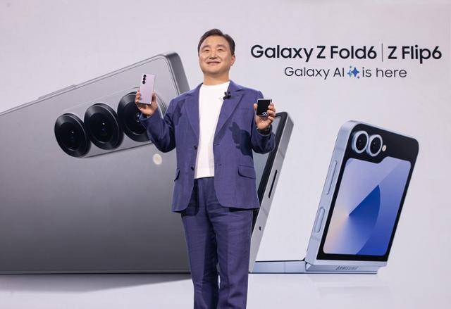 노태문 삼성전자 MX사업부장 사장이 10일 프랑스 파리의 중심지 '카루젤 뒤 루브르'에서 개최된 하반기 '갤럭시 언팩 2024' 행사장에서 '갤럭시 Z 폴드6'와 '갤럭시 Z 플립6'를 공개하고 있다. 삼성전자 제공