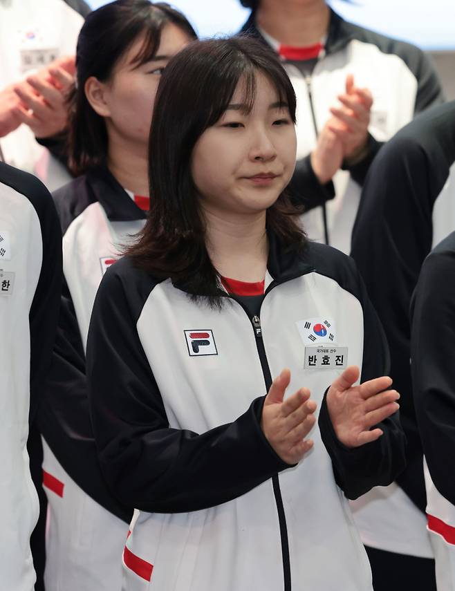 <yonhap photo-4786=""> 박수 치는 반효진 (서울=연합뉴스) 김인철 기자 = 사격 국가대표 반효진이 2일 서울 송파구 올림픽파크텔에서 열린 2024 파리올림픽 사격 국가대표 출정식에서 박수를 치고 있다. 2024.7.2 yatoya@yna.co.kr/2024-07-02 16:03:56/ <저작권자 ⓒ 1980-2024 ㈜연합뉴스. 무단 전재 재배포 금지, AI 학습 및 활용 금지></yonhap>