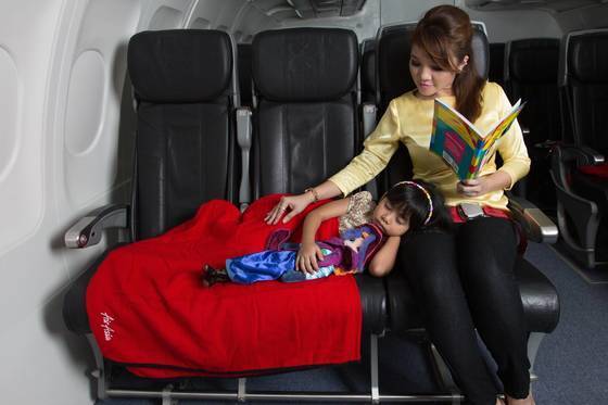 한국 국적 저비용항공사 대부분이 옆좌석 구매 서비스를 운영한다. 출발 당일 남는 좌석이 있을 때 1인이 최대 두 자리까지 추가 금액을 내고 구매할 수 있다. 자녀를 둔 가족이나 커플이 많이 이용한다. 사진 에어아시아