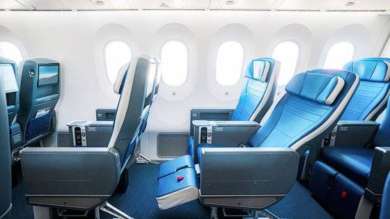 프리미엄 이코노미는 일반석과 비즈니스 좌석 중간 개념의 좌석이다. 앞뒤 간격이 일반석보다 20cm 가량 넓다. 에어프레미아의 프리미엄 이코노미석 앞뒤 간격은 106cm로 넓은 편이다. 사진 에어프레미아