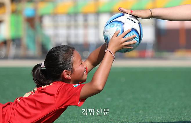 장다연양(10)이 기온이 34도까지 오른 운동장에서 체력훈련을 하고 있다.