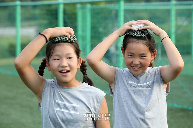 한채윤양(11)과 조시은양이 훈련 뒤 쉬는 시간에 얼음주머니를 머리에 얹고 있다.