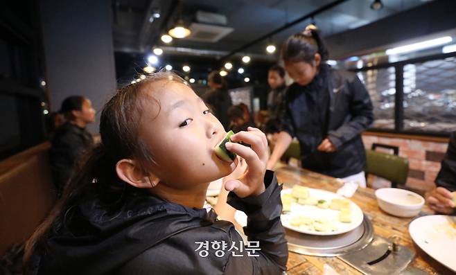 강릉FC와의 경기를 마친 임설아양(10)이 대회 기간 중 끼니를 책임져 준 식당 사장님이 준비한 수박을 먹고 있다.