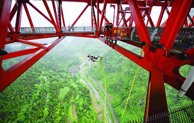 아이자이대교 아래에서 즐기는 익스트림 레포츠 '번지점프'.